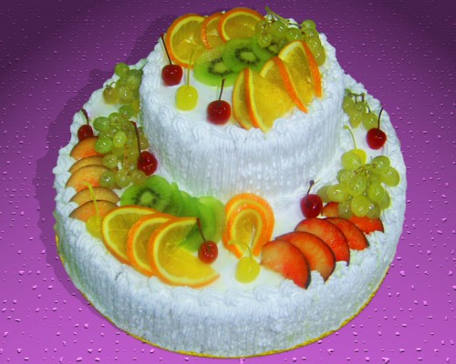 торт украшенный фруктами 
